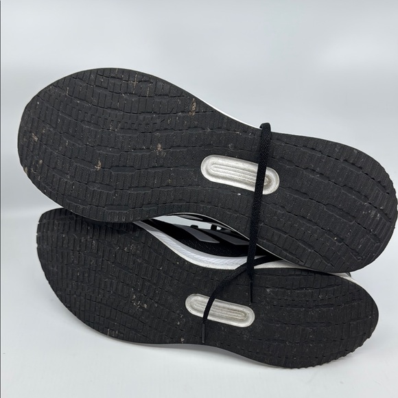 Adidas Black and White Athletic Shoes with Sleek Design - Picture 6 of 6